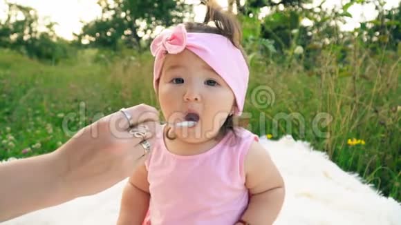妈妈给小女儿喂酸奶视频的预览图