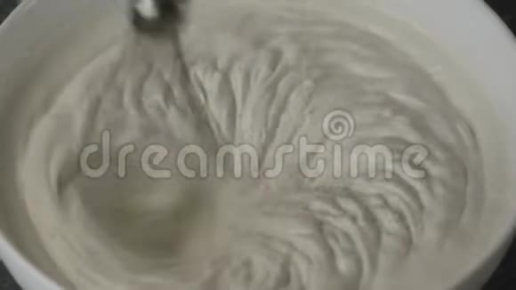 厨房搅拌机白碗搅打奶油视频的预览图
