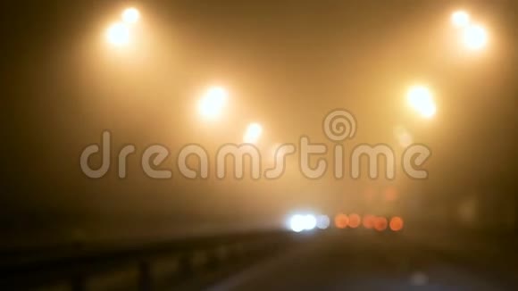 夜间城市雾车路灯灯灯视频的预览图