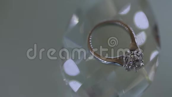 金婚戒指上水晶宏观特写镜头钻石珠宝视频的预览图
