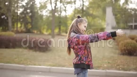 女孩开着电子滑板车拍照视频的预览图