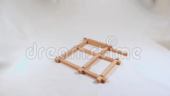 建造木制玩具屋视频的预览图
