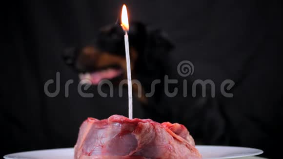为庆祝她的生日一块节日的肉里面放着燃烧的蜡烛视频的预览图