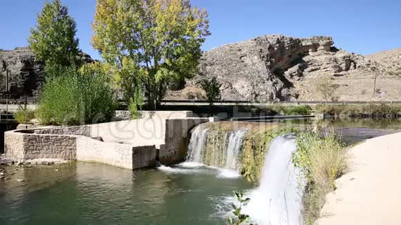 西班牙埃尔伯戈德奥斯马乌塞洛河的一座小水坝视频的预览图
