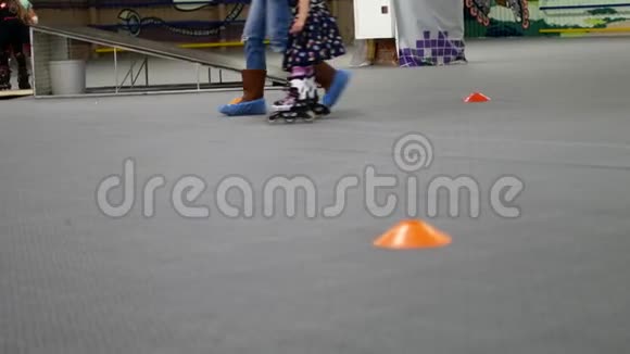 滚轴溜冰场焦点在前景的框架只有地板和脚通过滚轴溜冰视频的预览图