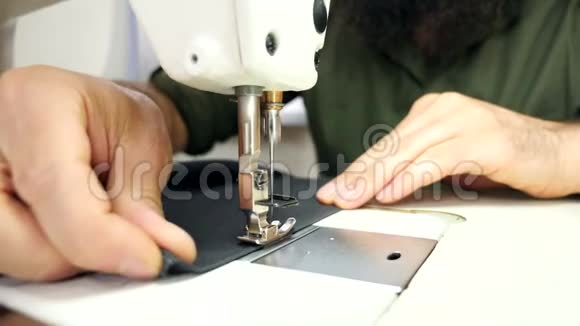 裁缝的手在缝纫机上缝补视频的预览图