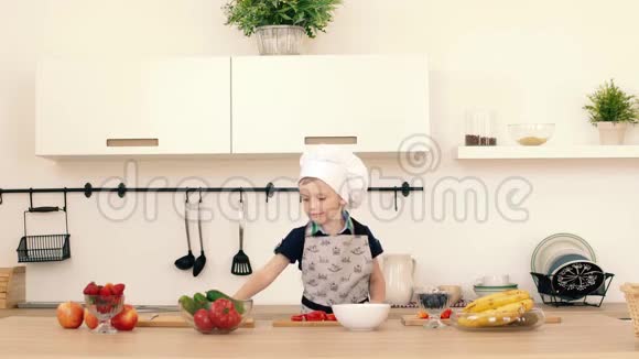 一个儿子和他的父母在厨房做饭视频的预览图