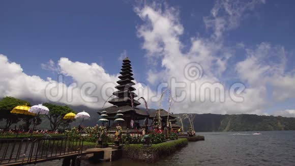 巴厘岛的印度教寺庙普拉乌伦达努布拉坦电影院视频的预览图