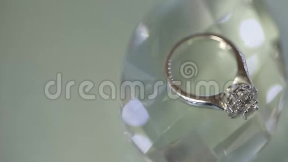 金婚戒指上水晶宏观特写镜头钻石珠宝视频的预览图