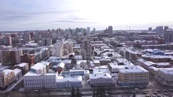冬季俄罗斯大城市的俯视图剪辑冬季空中观景卡雷利亚共和国俄罗斯北部视频的预览图