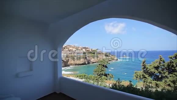 从酒店阳台到海边的风景视频的预览图