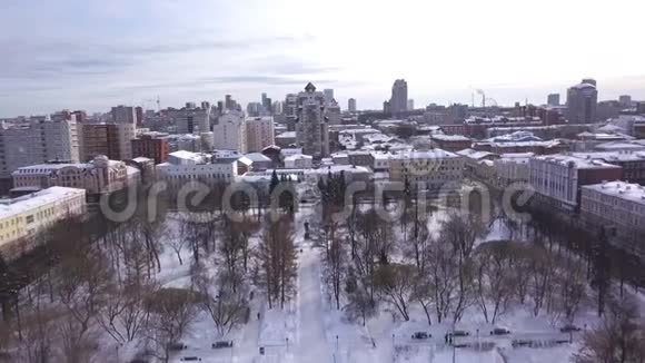 冬季俄罗斯大城市的俯视图剪辑冬季空中观景卡雷利亚共和国俄罗斯北部视频的预览图