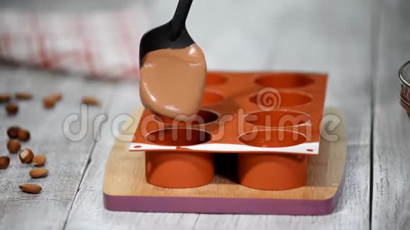 女性用巧克力慕斯填充硅胶模具做法式甜点视频的预览图