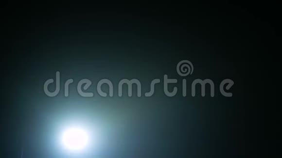 夜间城市雾车路灯灯灯视频的预览图