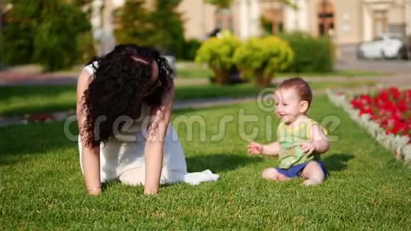宝宝迈出第一步妈妈和孩子一起玩视频的预览图