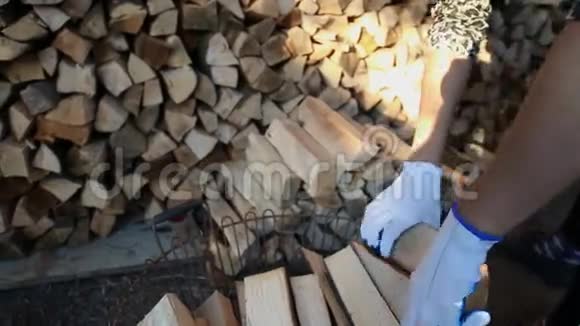 工人摆放木材特写视频的预览图