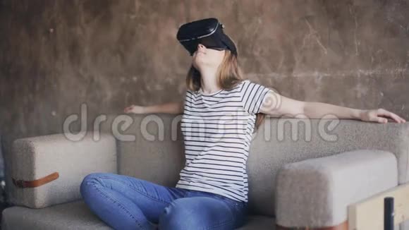 女孩在家使用VR耳机视频的预览图