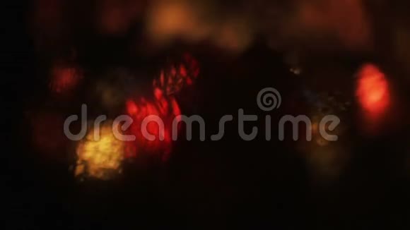 快速移动的多色光泄漏闪闪发光的花环躺在木头表面抽象创意运动背景视频的预览图