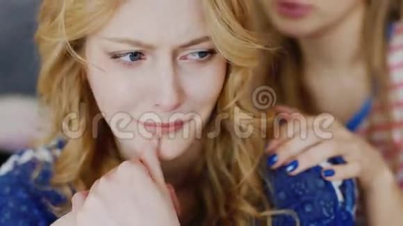 年轻漂亮的女人哭会让女朋友平静下来概念家庭朋友支助方面的问题视频的预览图