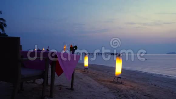 海滩浪漫晚餐视频的预览图