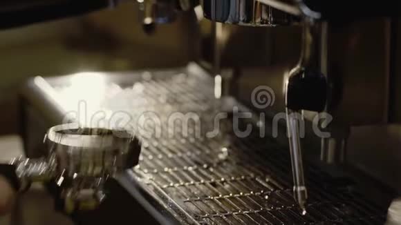 男性手系好咖啡机做准备慢慢地视频的预览图