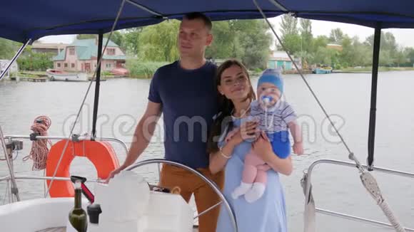 快乐的父母和孩子周末在背景海妈妈爸爸和孩子暑假在河边视频的预览图
