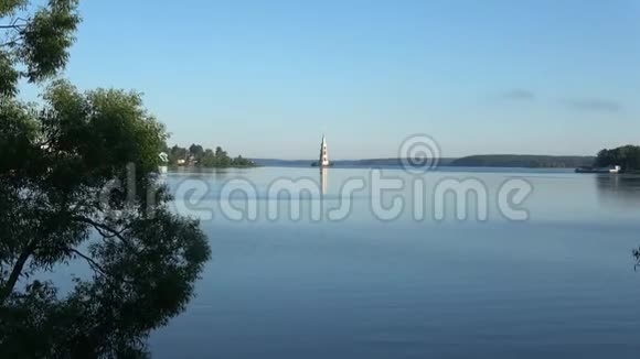 Uglich水库全景可以看到被淹的钟楼俄罗斯卡利亚津视频的预览图
