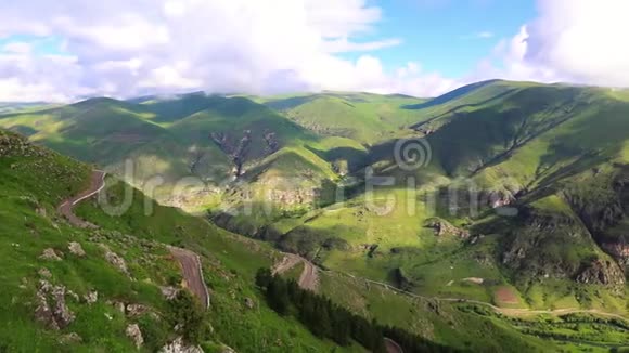从山的高度看高地山谷的时间推移瓦尔齐亚修道院建筑群格鲁吉亚视频的预览图