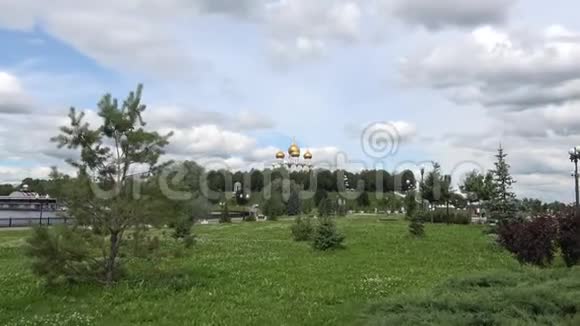 在伏尔加河和Kotorosl河的箭头上看到Uspensky大教堂的圆顶亚罗斯拉夫尔视频的预览图