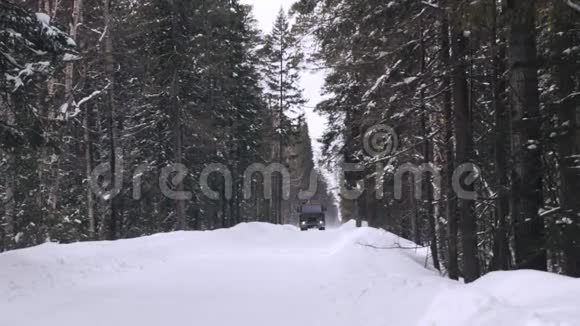 一辆载着矿石的卡车沿着一条狭窄的冬季森林道路行驶视频的预览图