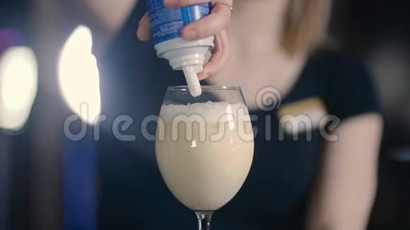 奶油加入鸡尾酒视频的预览图