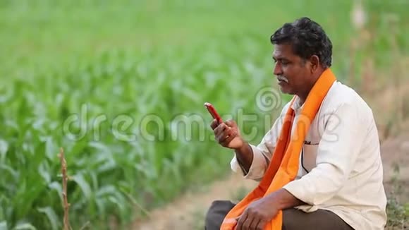 印度农民在玉米地使用手机视频的预览图