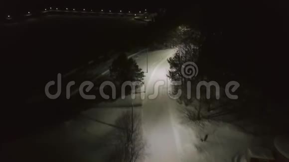 公园里的冬天剪辑公园冬季道路的夜景视频的预览图