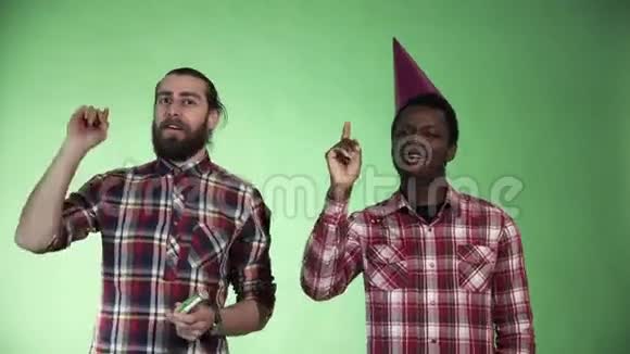 两个多元化的人庆祝圣诞节视频的预览图