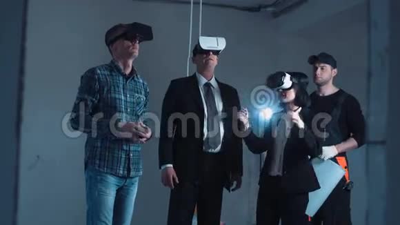 人们摘下VR耳机和握手视频的预览图