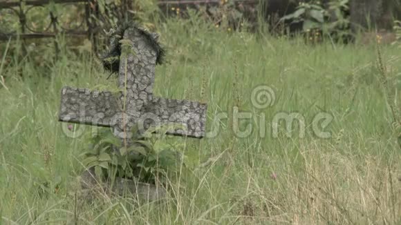 旧墓园的一个小十字路口视频的预览图