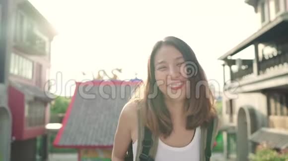 慢动作亚洲背包客女性在中国北京旅行感到快乐开朗美丽的青少年博主视频的预览图