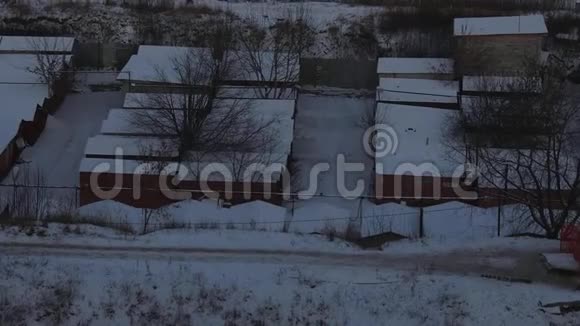 莫斯科冬季日落时老苏联车库合作社和大型宿舍区视频的预览图