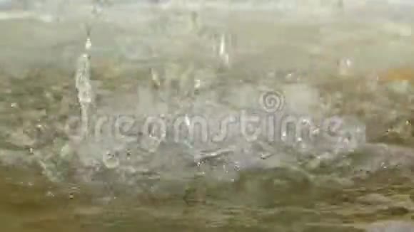 水位处的硐室恒定的流水落入下面的一个大的水团水滴特写视频的预览图