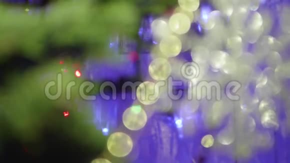 圣诞节和新年装饰眨巴一下加兰圣诞树灯闪烁特写视频的预览图