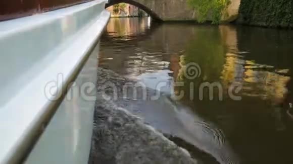 在城市的运河上漂浮在船上在桥下游泳视频的预览图