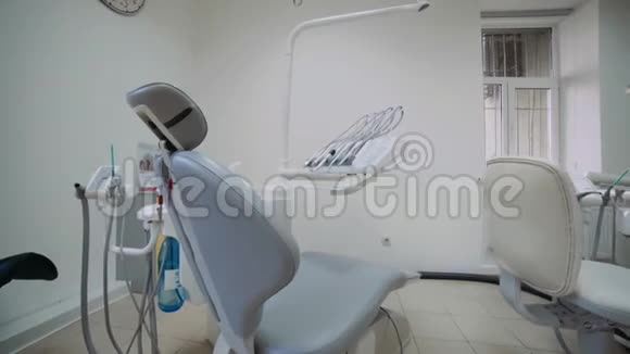 带椅子和最新设备的现代牙科柜视频的预览图