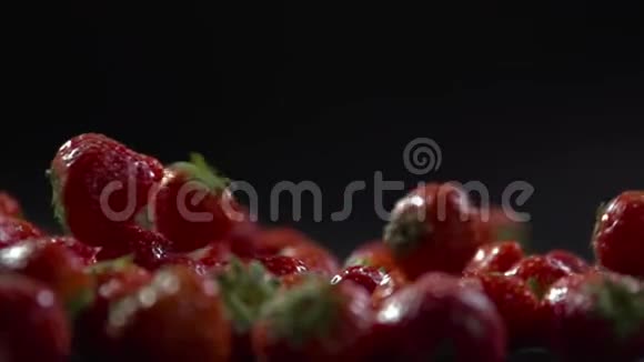 浆果的特写落在草莓的其余部分视频的预览图