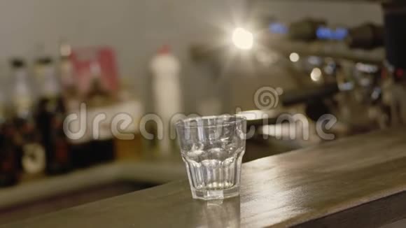 将果汁通过筛子倒入玻璃杯中慢慢地视频的预览图