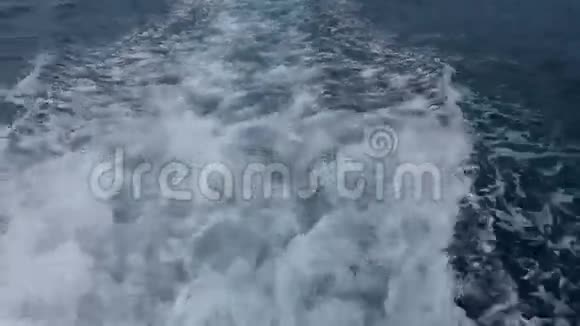 一艘快船的海浪视频的预览图