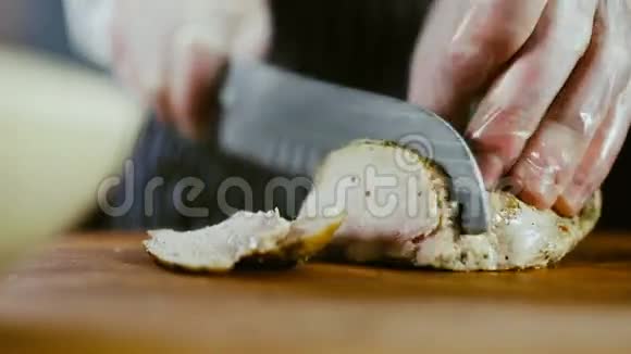 厨师用刀切鸡视频的预览图