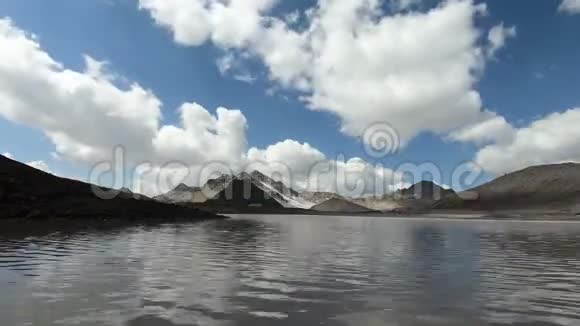 永恒的峡谷峭壁和山湖天空的阴影和云彩在移动北高加索俄罗斯视频的预览图
