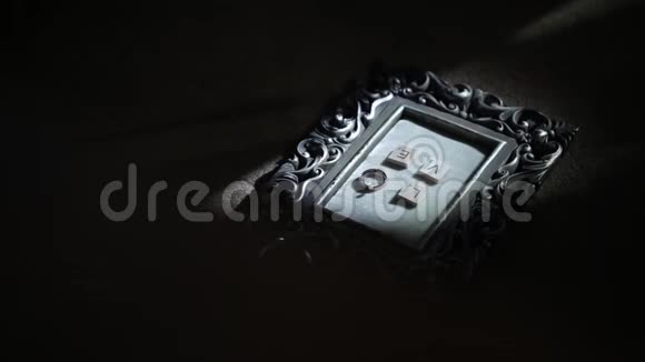 银婚戒指在墙上与爱情宏观特写拍摄钻石珠宝视频的预览图
