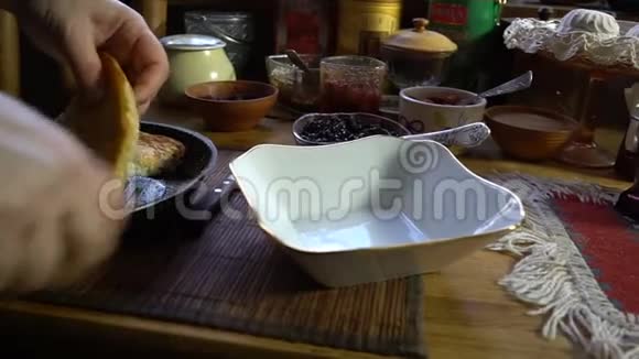 女性手把自制的蛋糕放在盘子里视频的预览图