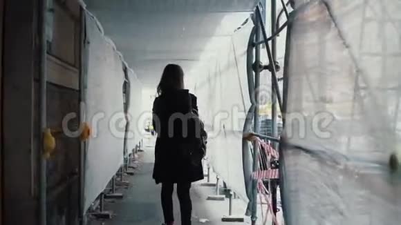 学生女孩走过白色的建筑走廊年轻女子的后景穿过大楼去上班视频的预览图